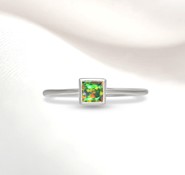 Opal etiopski pierścionek kwadrat 4 mm  (R8)