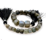 Labradoryt  faset. kostki  10 - 6 mm - sznur 19 cm