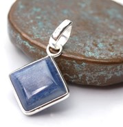 Kyanit  - srebro 925 wisiore romb (W11)