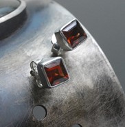 Granat  kolczyki  kwadraty srebro 925 (K3)
