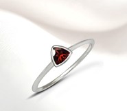 Granat pierścionek trójkąt 4 mm  (R7)