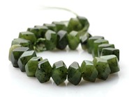 Nefryt fasetowane kamienie  - sznur 19 cm