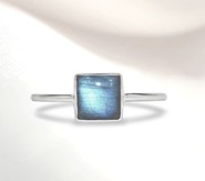 Labradoryt  pierścionek kwadrat 6 mm  (R8)