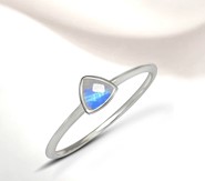 Kamień księżycowy pierścionek trójkąt 4 mm  (R9)