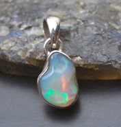 Opal etiopski surowy  wisiorek srebro 925 (W3)