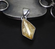 Kwarc ze złotym rutylem wisiorek srebro 925  ( W1)