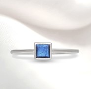 Labradoryt  pierścionek kwadrat 4 mm  (R8)